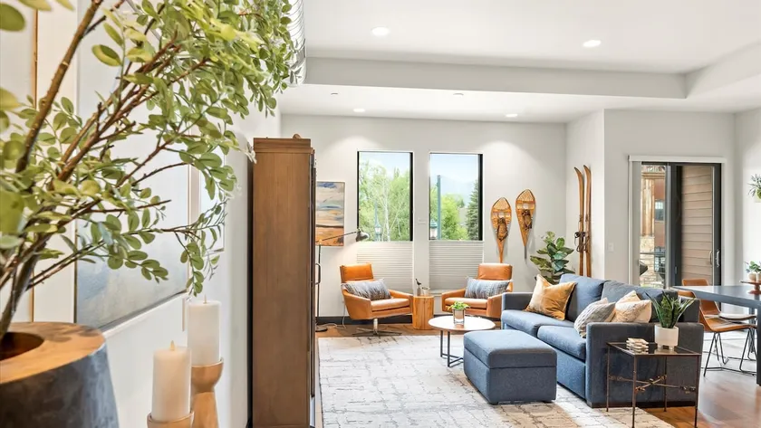 The Meadowlark Loft: Cozy Modern Retreat - Image 1