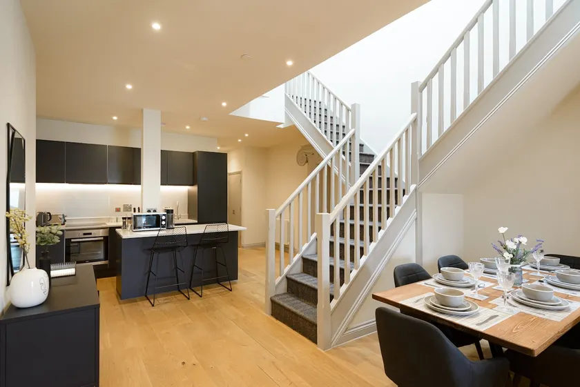 Large Duplex Apartment with Free Parking - Image 1