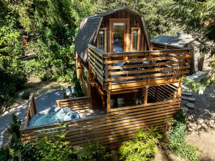Hayloft Cozy Cabin: sun deck, hot tub, pets, BBQ - Image 1