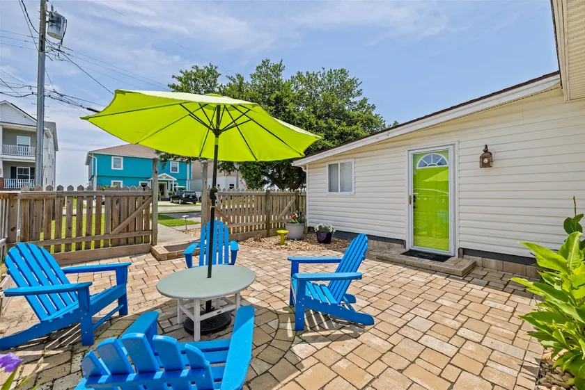 Grandview Island Beach Cottage Private Fenced Yard - Image 1