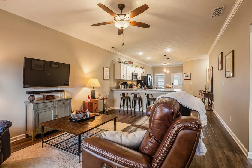 Cozy Neighborhood Home - 10 min to Louisville! - Image 1