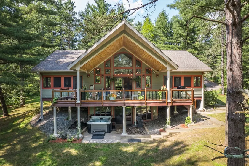 Luxury chalet w/ sauna, hot tub & swimming hole - Image 1