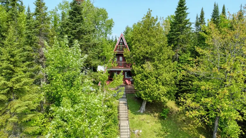 Chalet of the Islands and the Mountain - Image 1