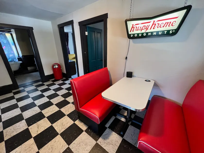 Cool, Retro Getaway in Heart of Downtown - Image 1