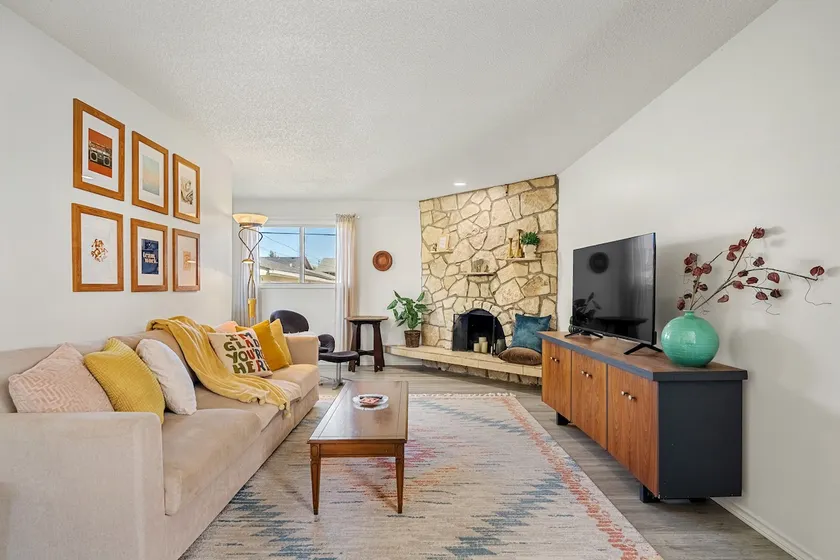 Spacious Group Home with 2 Suites - Image 1