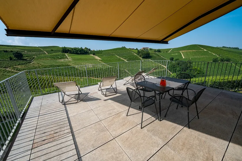 House with terrace overlooking the Barbaresco vineyards - Image 1