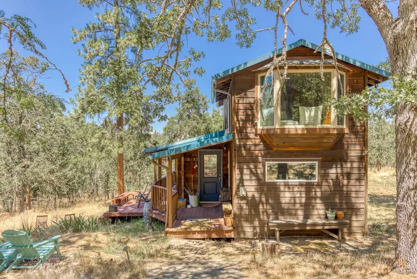 Peaceful ”Hygge” Style Cabin in the Gorge Hills - Image 1