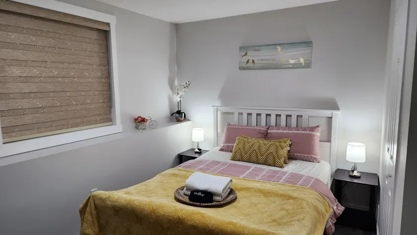 Very Close to Airport, ElegantSuite With Side Entr - Image 1