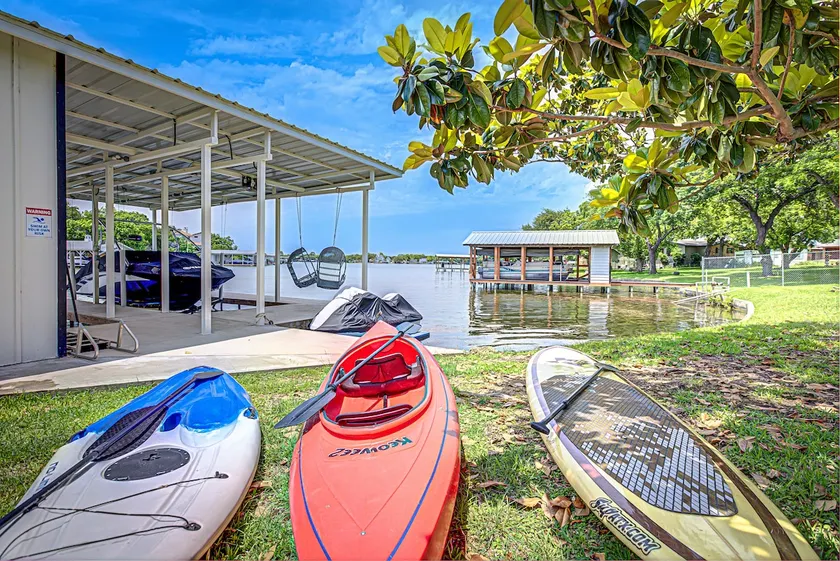 Luxury LBJ Retreat: Dock, Lake toys & EV charger - Image 1
