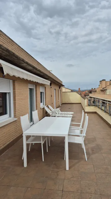 Beautiful penthouse with terrace and garage in the center - Image 1