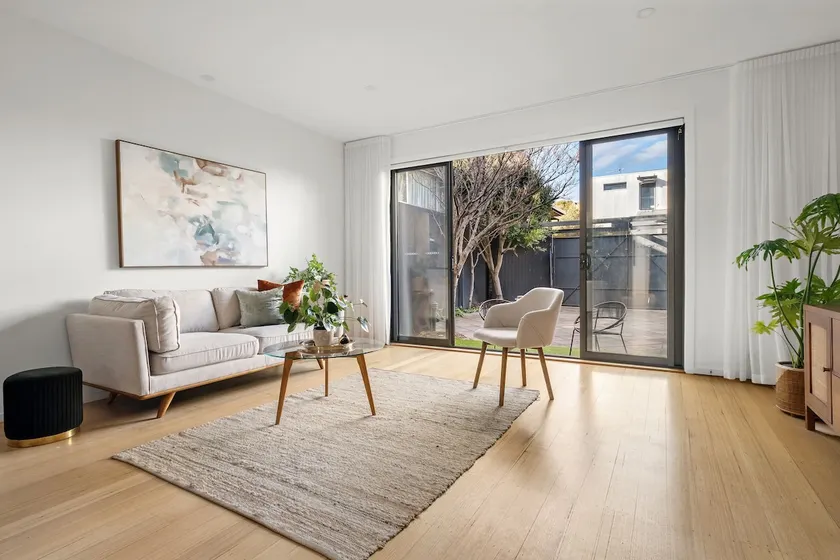 Spacious South Yarra Townhouse - Free Parking - Image 1