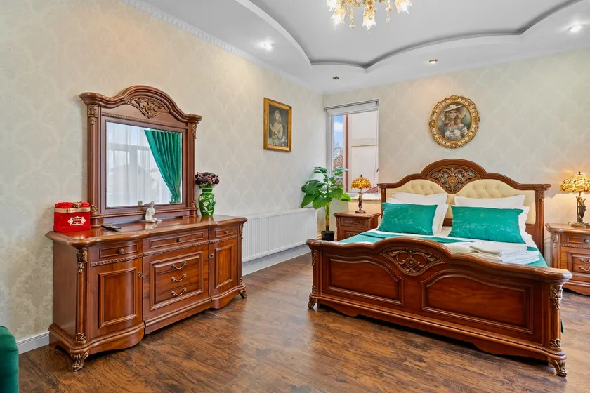 Large apartments in a Splendid Villa near Airport & Old Town - Image 1