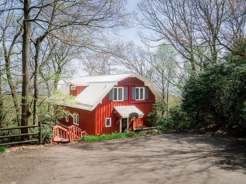 The Little Red Barn w/ Spectacular Views & Less than 1 mile - Blue Ridge Parkway - Image 1