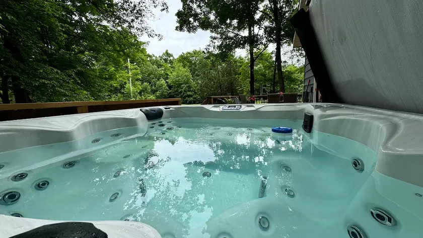 Northern Cottage with Hot Tub, Trent Lakes - Image 1