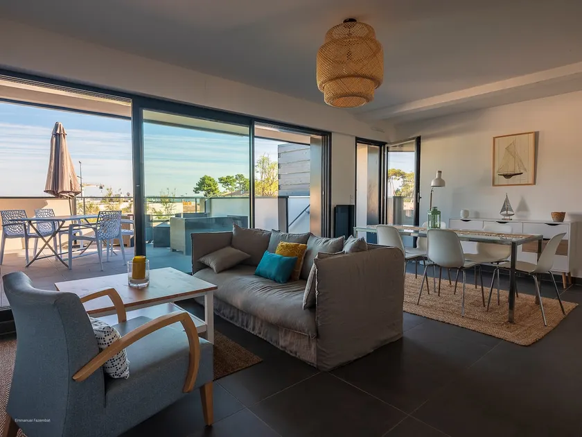 Beautiful 3 bedroom duplex suite with terrace and garden - Image 1