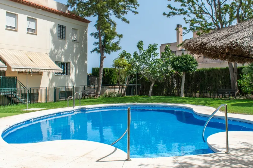 Townhouse with art, books and pool near the sea - Image 1
