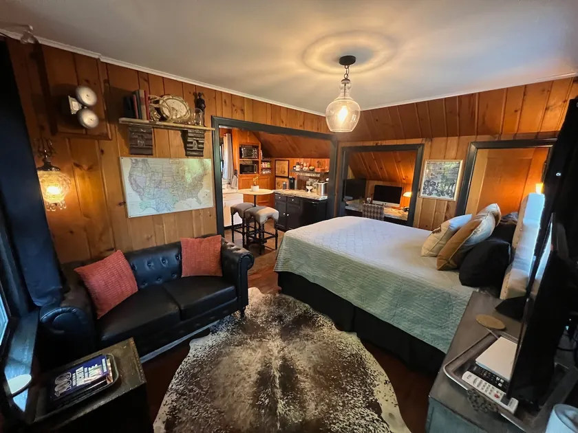 Speakeasy-Inspired Carriage House, Pet Welcome - Image 1