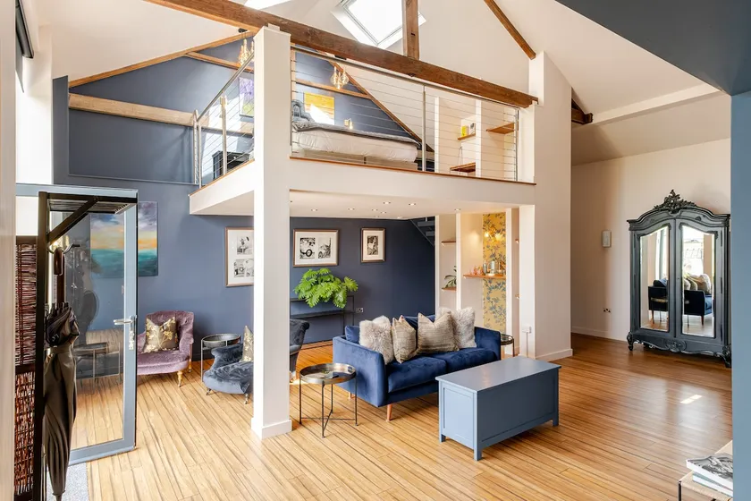 Stunning deluxe space, mezzanine floor, great view - Image 1