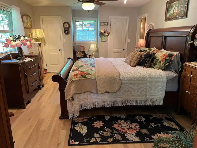 Charming Stone Cottage - Quiet Central Location - Image 1