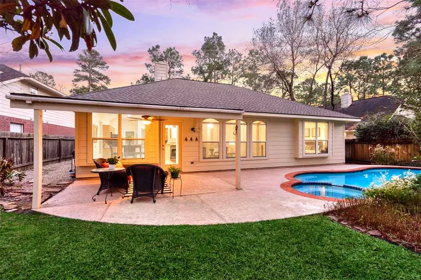 Lovely Woodlands home w/heated pool and spa! - Image 1