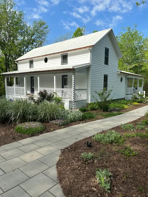 Relax in an upscale, renovated gem - Image 1