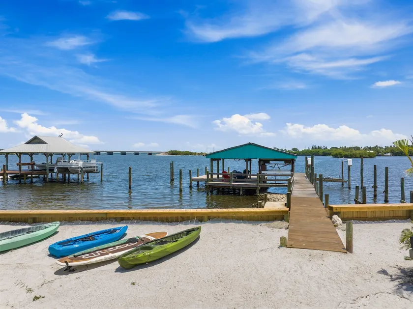 Beautiful riverside bungalow with tiki bar & beach - Image 1