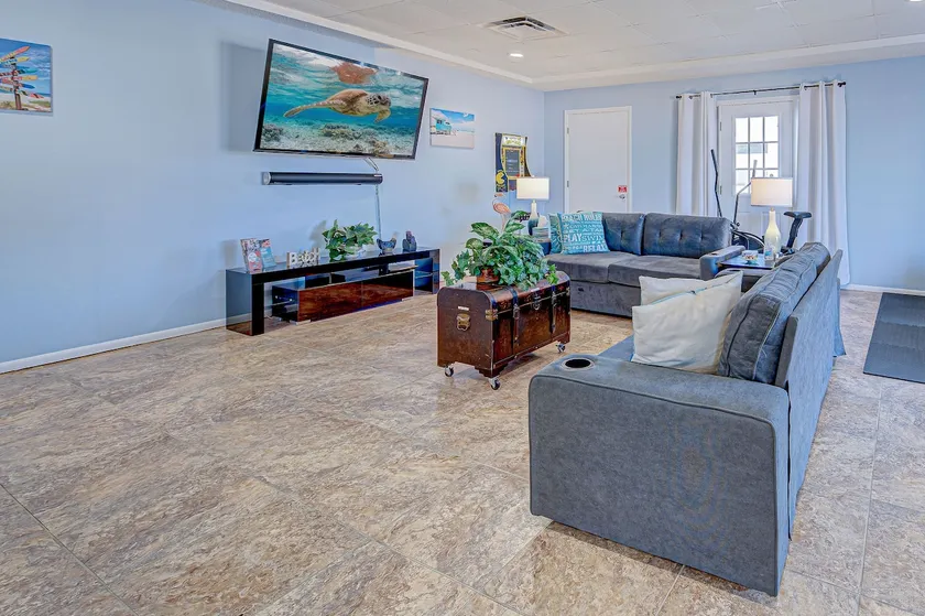Spacious Downtown Venice Island Condo Near Beach - Image 1
