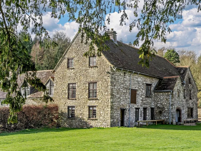 Elizabethan Manor at gateway to the Brecon Beacons - Image 1