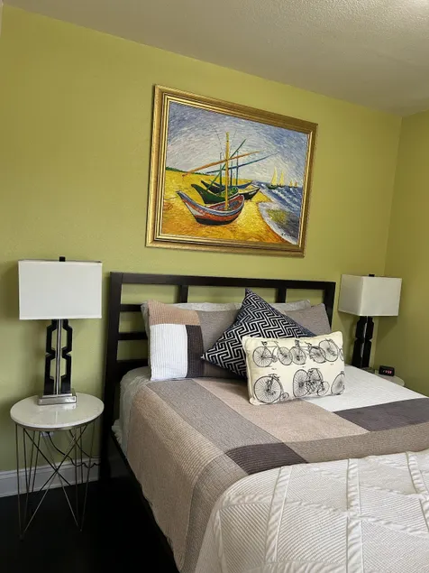 Comfortable one bedroom with adjoining living room - Image 1