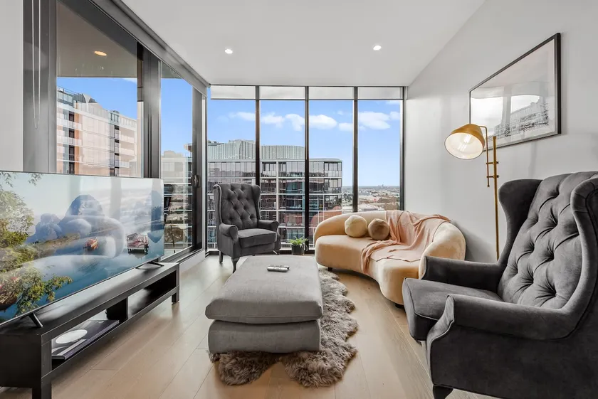 Deluxe Sanctuary with Amazing Views and 2 Parking Spaces - Image 1
