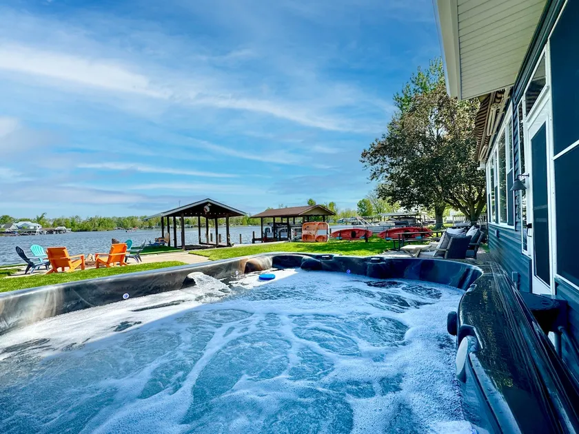 Lake• Waterfront• Dock• Hot Tub• Kayaks• Woody’s - Image 1