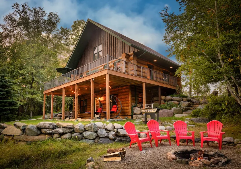 Luxury Lakefront Log Cabin on Lake Ojibway - Image 1