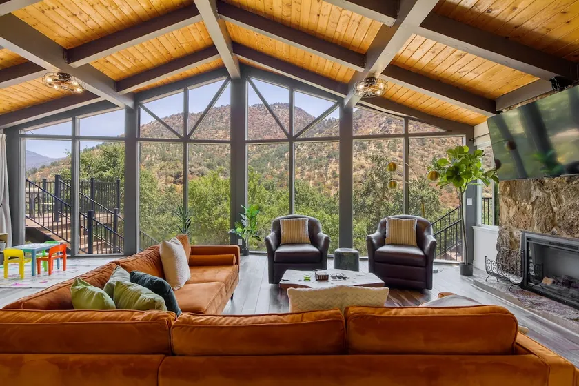 Hilltop retreat with panoramic views & hot tub - Image 1