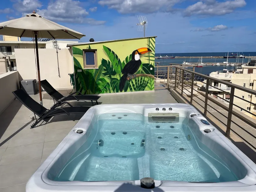 Harbour Hill Suite w/outdoor Hot tub, Seaview, 5' to the beach - Adults only - Image 1