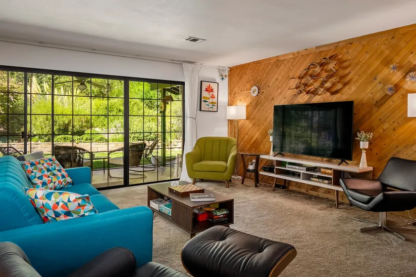 Paso Wine Country Mid Century Retreat Spa King bed - Image 1