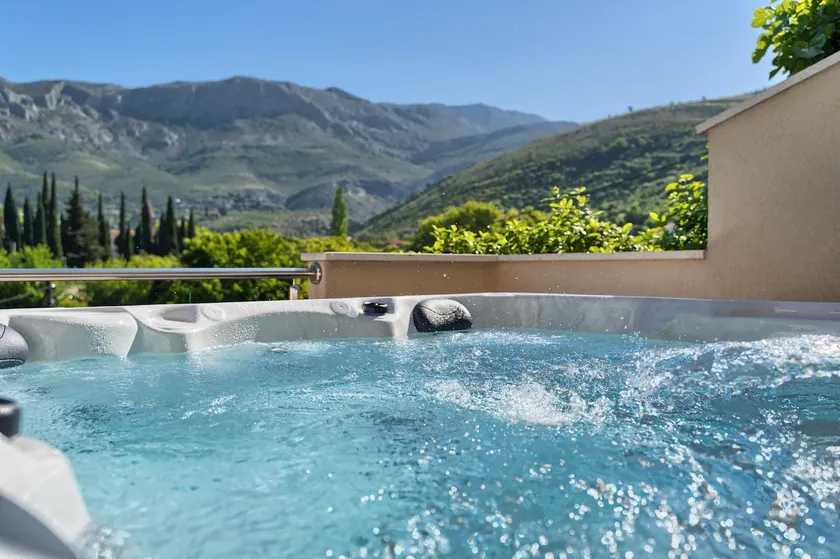 Romantic retreat Private jacuzzi Split area - Image 1
