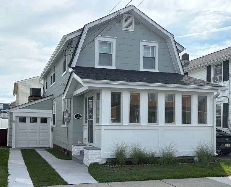 Beach Bungalow - 3 bedroom/2 bath, walk to beach! - Image 1