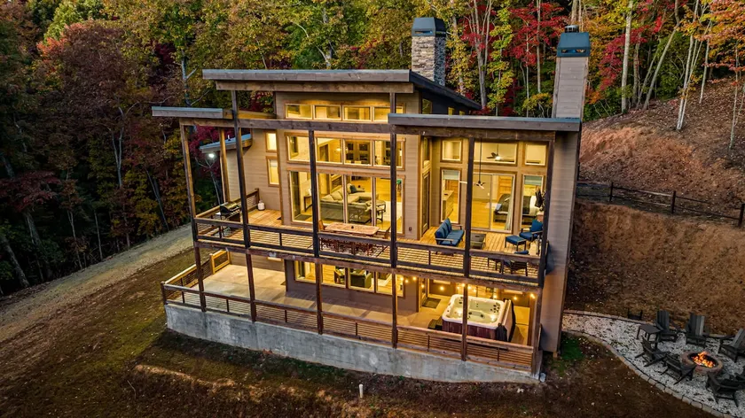 Luxe Mtn Chalet - Hot Tub, Wi-Fi, Fire Pit, Games - Image 1