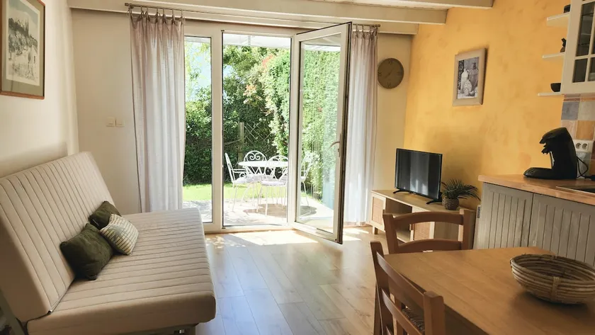 Small house close to the beach, quiet, surrounded by greenery - Image 1