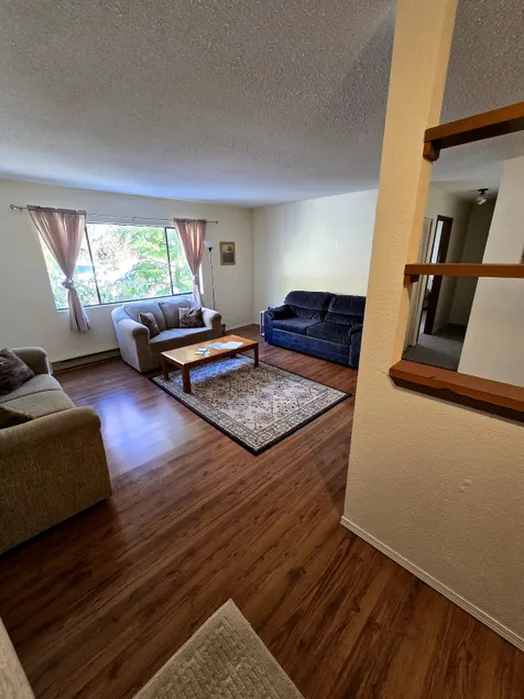 Retro style spacious 1 bedroom steps from beach - Image 1