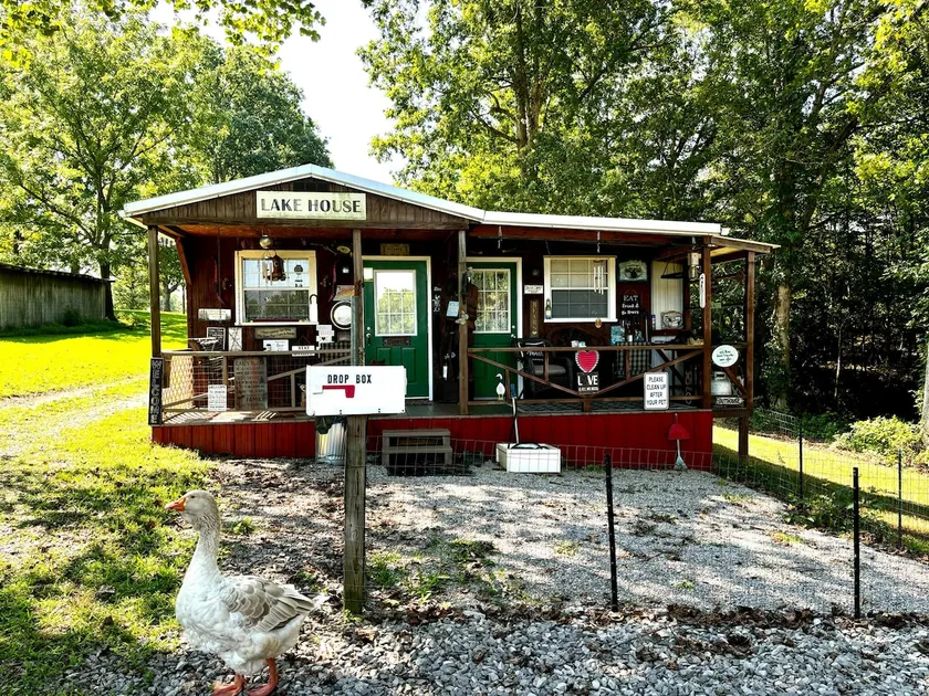 Twin Oaks Country Getaway - Image 1