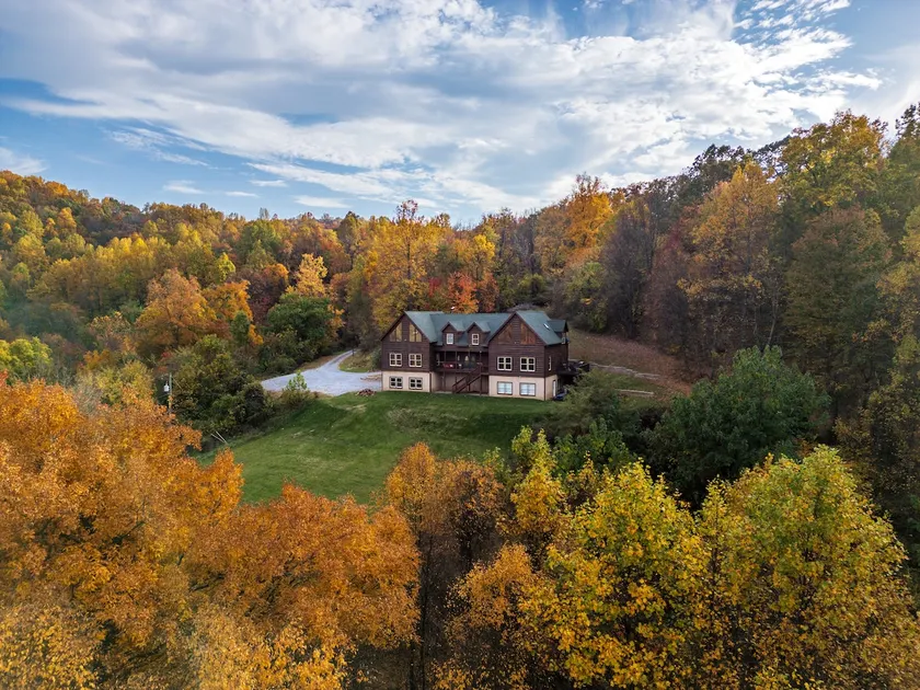 Mountain Retreat: 4BR Suites, Views! Park Hiking! - Image 1
