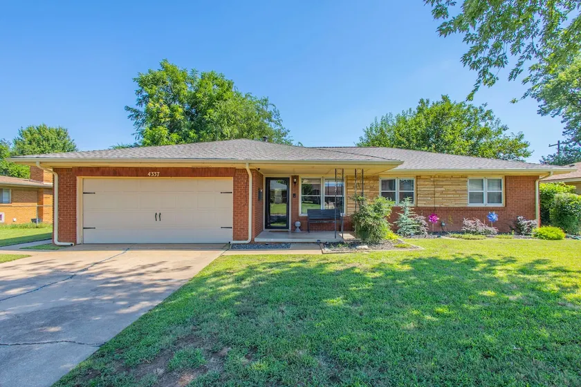 Spacious Home - Pet Friendly with Fenced Backyard - Image 1