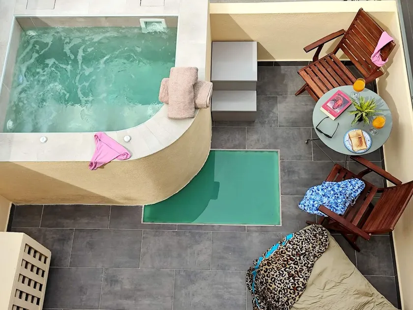 Marina's aprt wth outdoor hydromassage not heated - Image 1