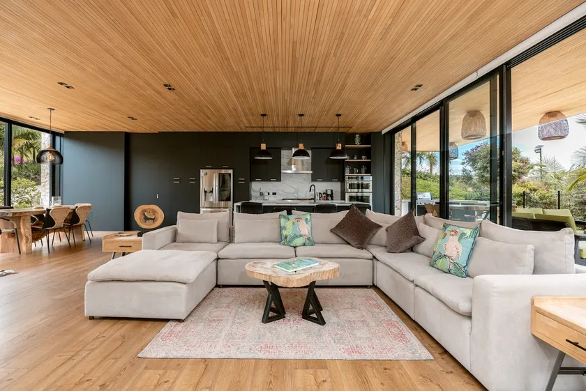 Luxury House next to Guatapé reservoir wtih Jacuzzi, gym & tennis court - Image 1