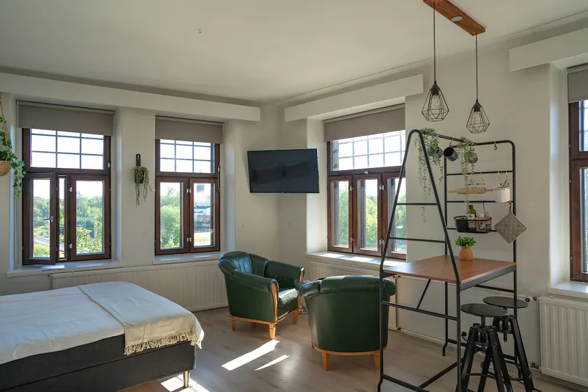 The Sunset - Top Floor Studio apartment - Image 1