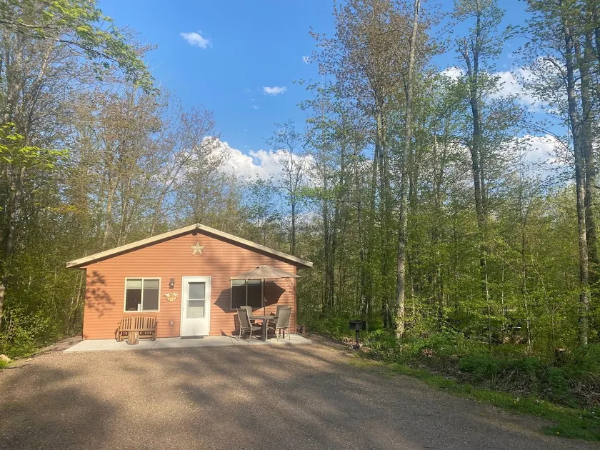 Two bedroom cottage w/ access to trails! - Image 1