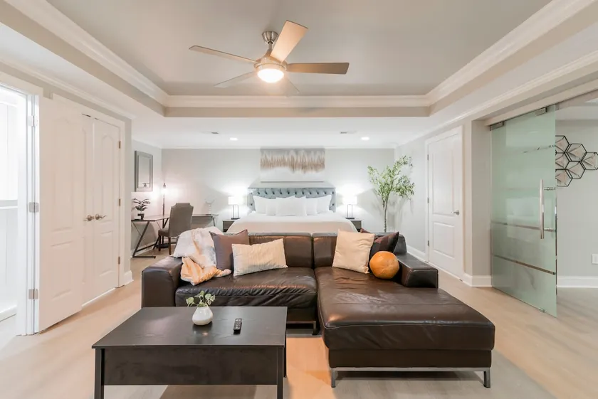 Immaculate 1-bedroom place with free parking. - Image 1