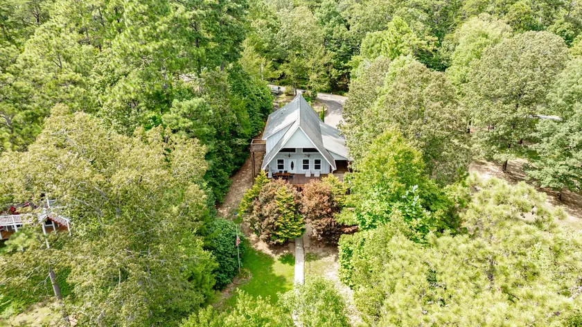 Relaxing 4-Bedroom Cottage on Smith Lake - Image 1
