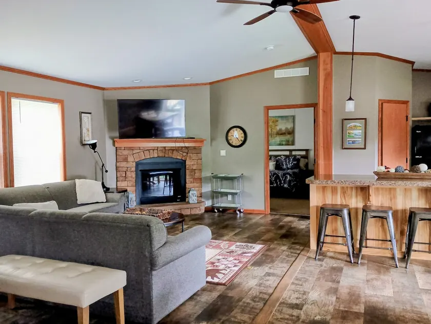 Spacious Lodge With Lake Access Near The Dells - Image 1